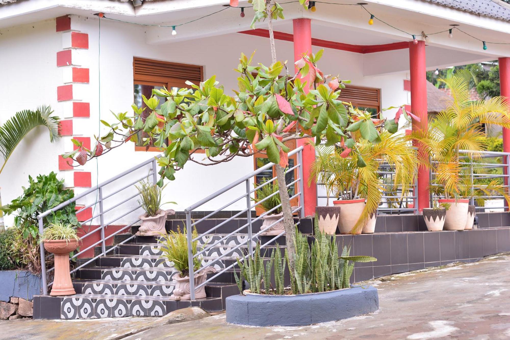 Hotel St. Patrick'S Forest House à Entebbe Extérieur photo