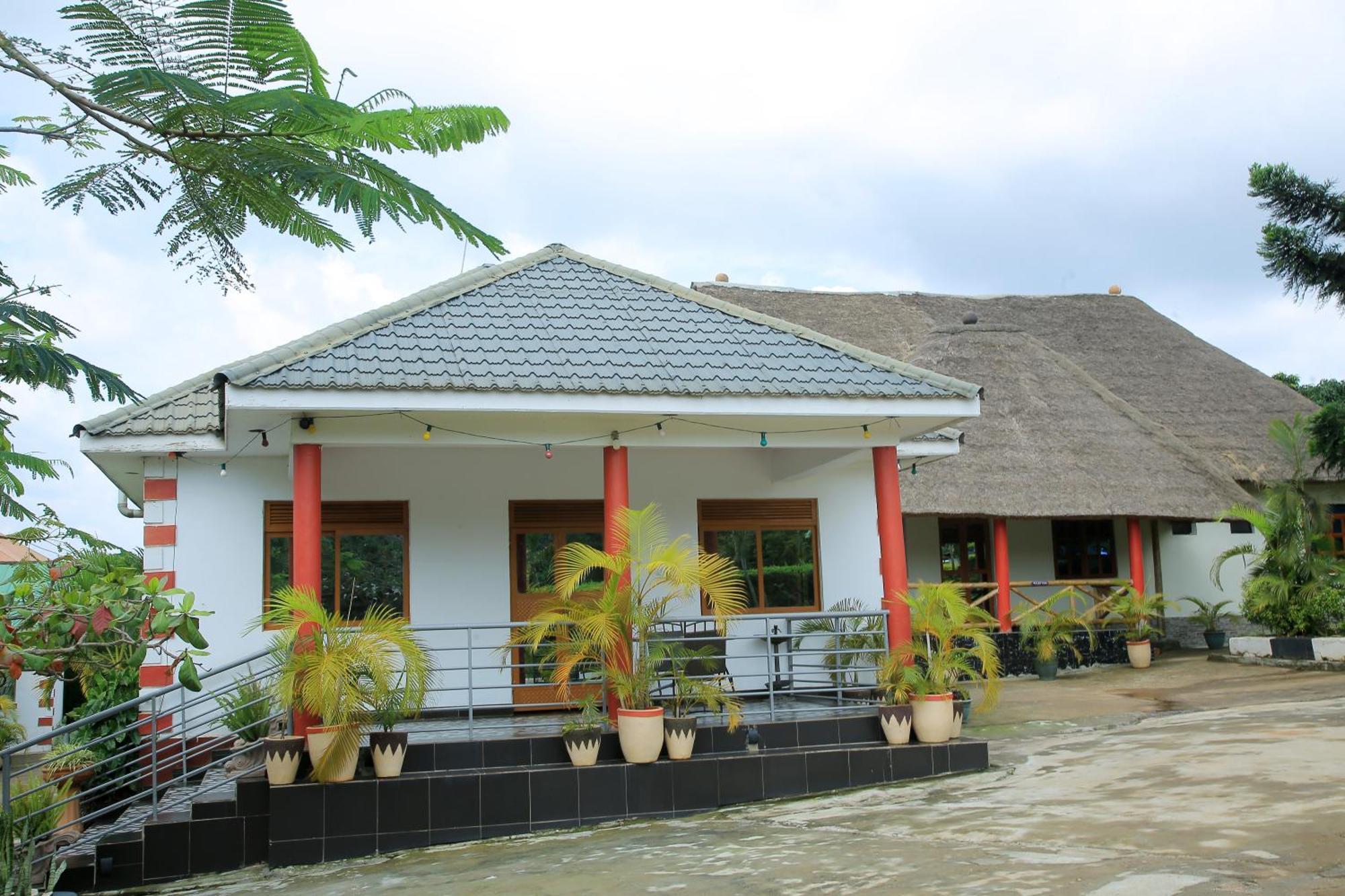 Hotel St. Patrick'S Forest House à Entebbe Extérieur photo