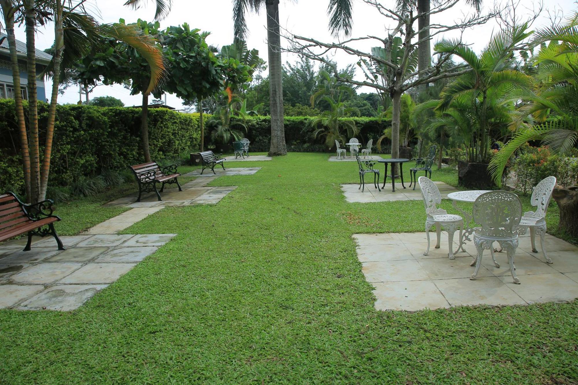 Hotel St. Patrick'S Forest House à Entebbe Extérieur photo