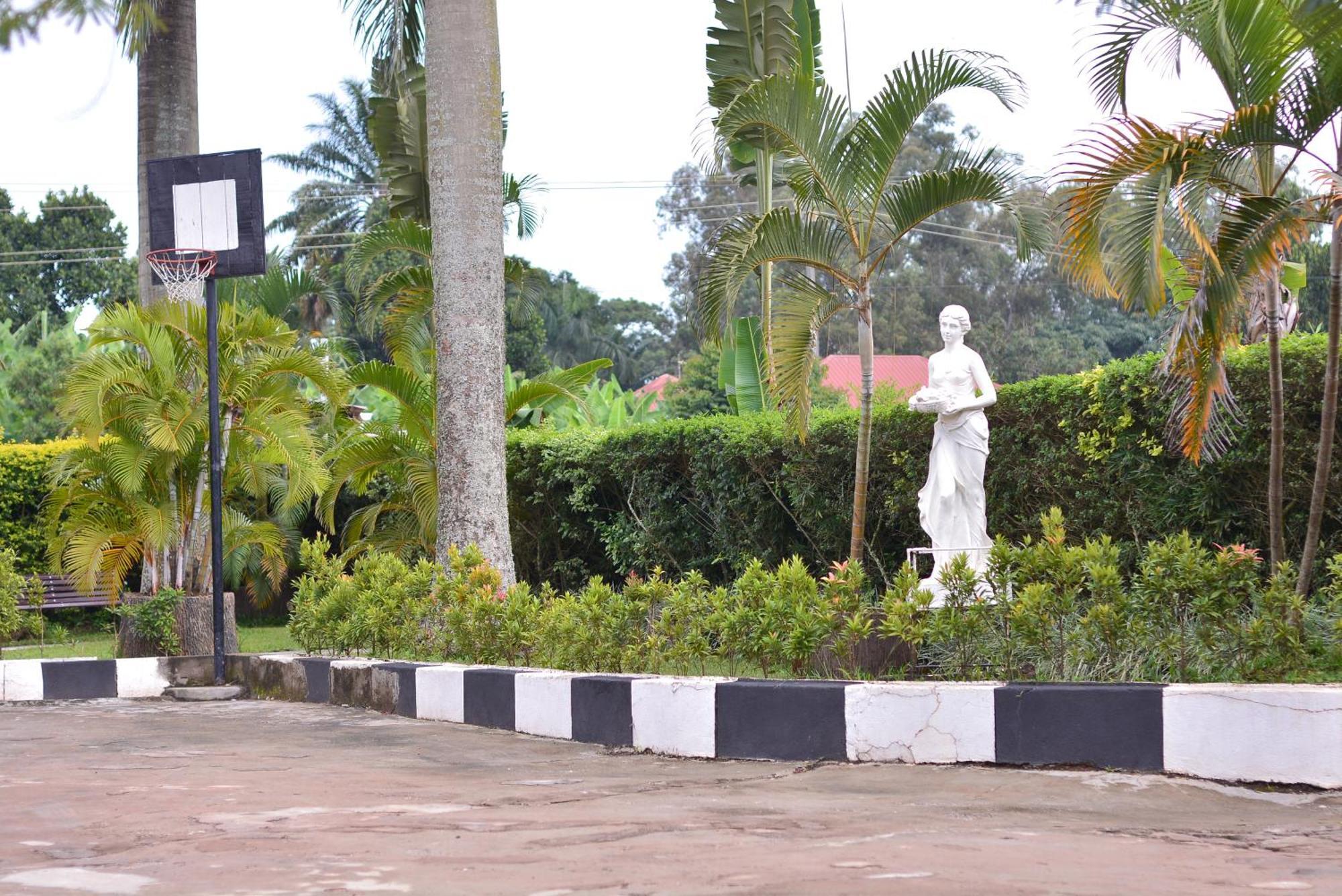 Hotel St. Patrick'S Forest House à Entebbe Extérieur photo
